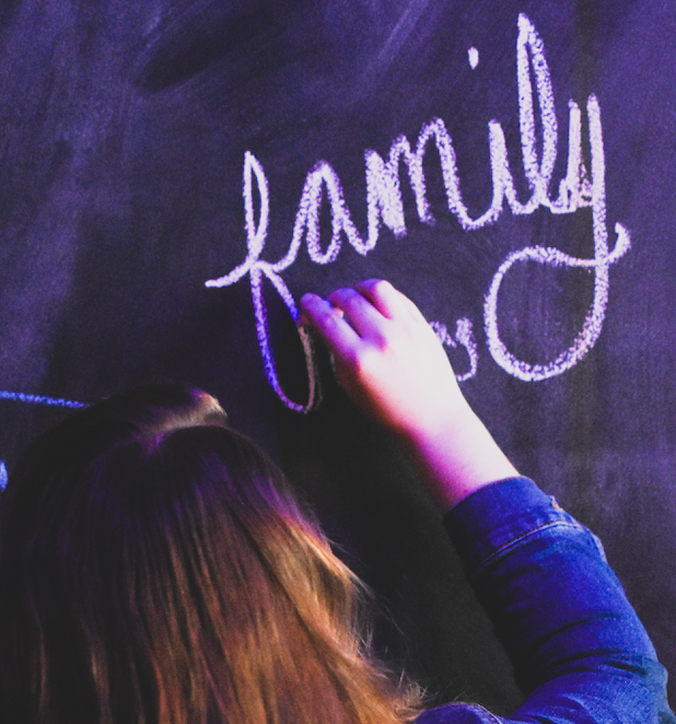 Jeune fille écrivant Family sur un tableau noir